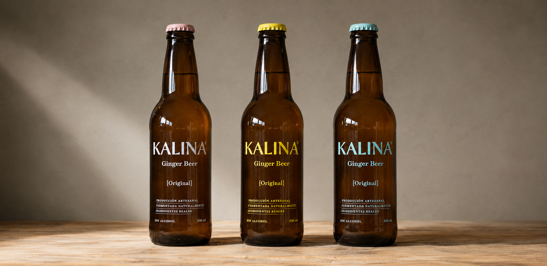 Cuatro botellas de Kalina Ginger Beer sobre una mesa
