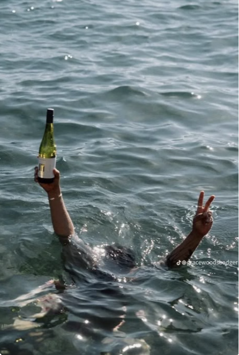 Persona nadando en el mar con una botella de Kalina